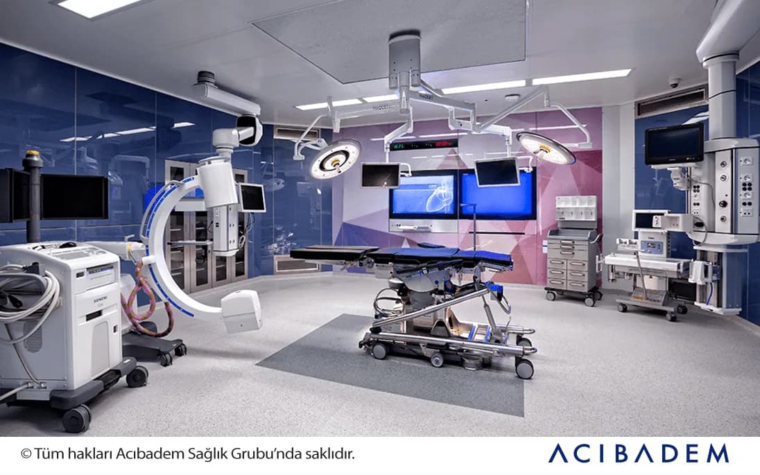 Equipped clinical procedure room at Acibadem Altunizade Hospital