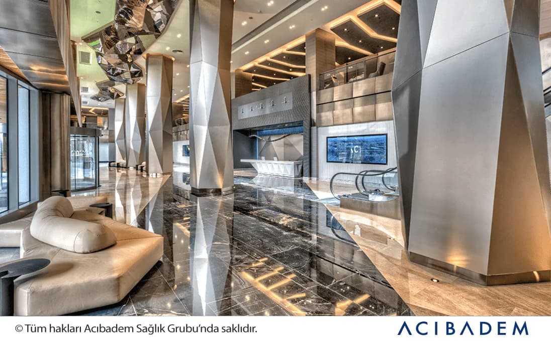 Main lobby and reception environment at Acibadem Altunizade Hospital
