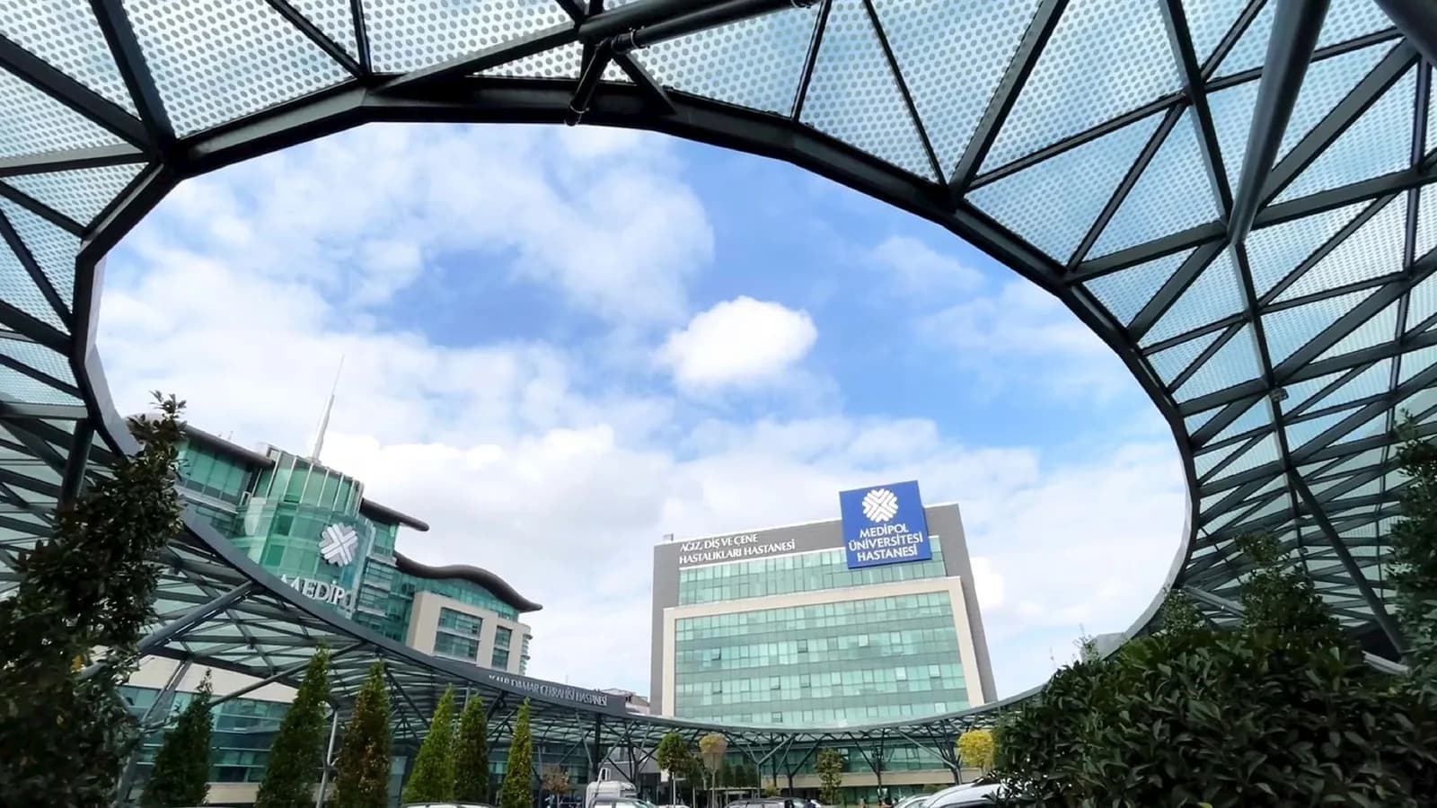 Covered campus entrance at Medipol Mega University Hospital